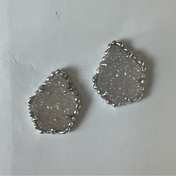 Kendra Scott Silver Druzy / Drusy Stud Earrings Iridescent Sparkle Like New - Picture 1 of 3
